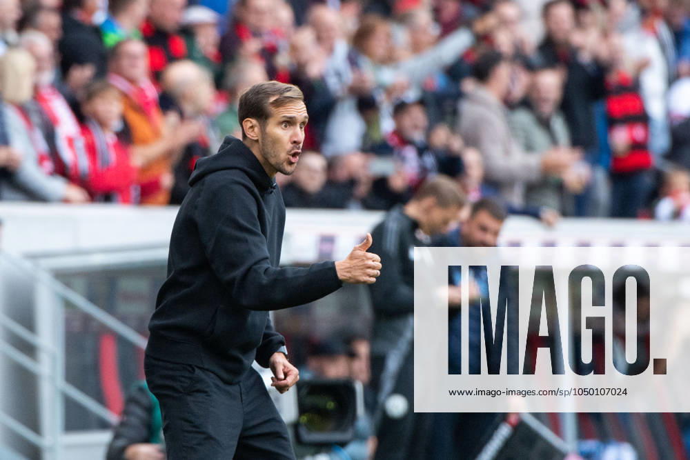 Julian Schuster (SC Freiburg, Trainer) jubelt ueber das Tor zum 2:1, GER, SC Freiburg (SCF) vs VfL Bochum (BOC), Fussball Bundesliga, 3. Spieltag, Saison 2024 2025, 14.09.2024 DFB DFL regulations prohibit any use of photographs as image sequences and or quasi-video GER, SC Freiburg (SCF) vs VfL Bochum (BOC), Fussball Bundesliga, 3. Spieltag, Saison 2024 2025, 14.09.2024 Freiburg