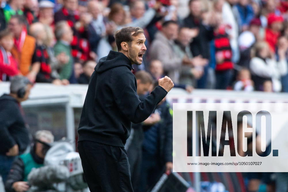 Julian Schuster (SC Freiburg, Trainer) jubelt ueber das Tor zum 2:1, GER, SC Freiburg (SCF) vs VfL Bochum (BOC), Fussball Bundesliga, 3. Spieltag, Saison 2024 2025, 14.09.2024 DFB DFL regulations prohibit any use of photographs as image sequences and or quasi-video GER, SC Freiburg (SCF) vs VfL Bochum (BOC), Fussball Bundesliga, 3. Spieltag, Saison 2024 2025, 14.09.2024 Freiburg