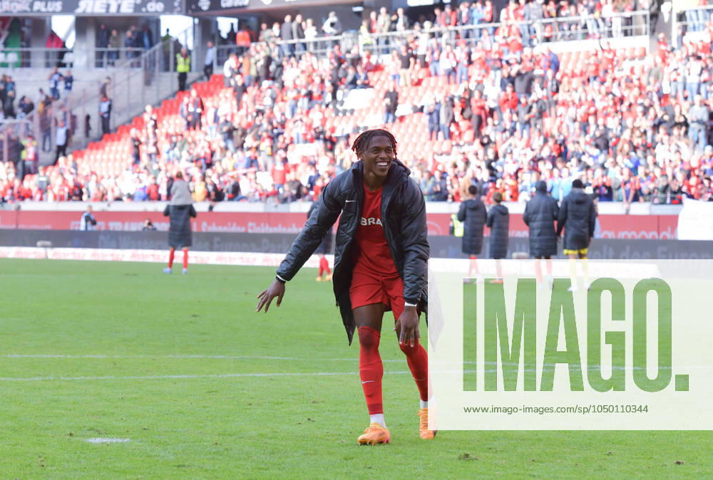 Fussball 1.Bundesliga, SC Freiburg - VfL Bochum, v.l. Junior Adamu (SC Freiburg), feiert feiern den Sieg mit den Fans Freiburg
