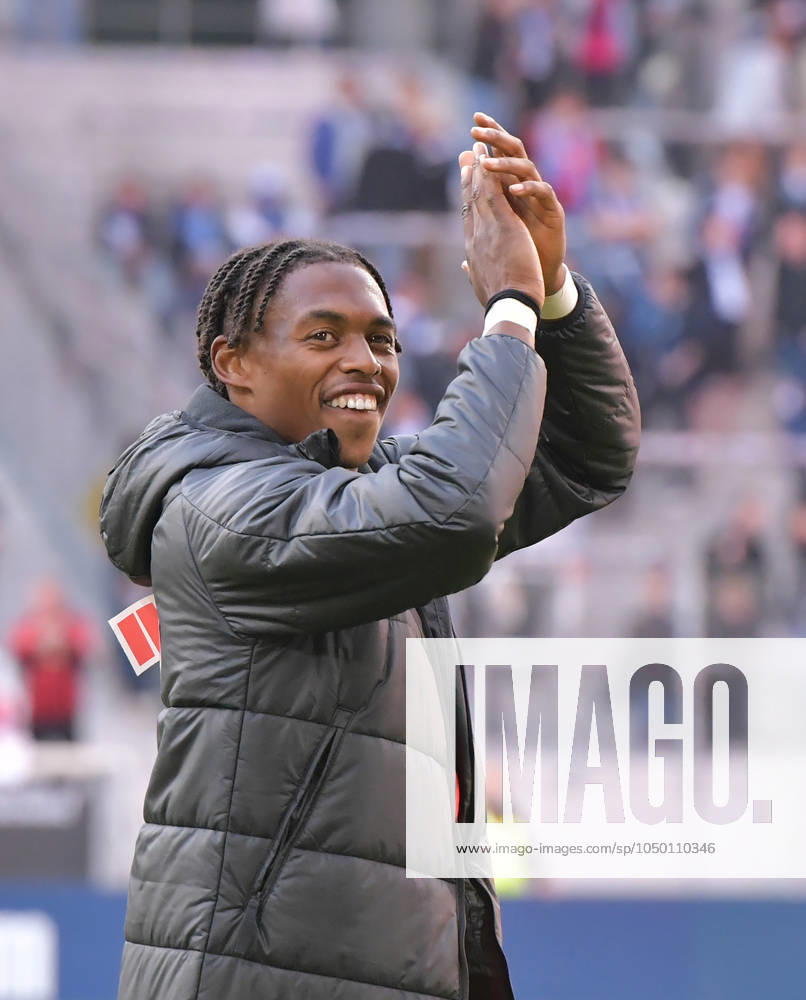 Fussball 1.Bundesliga, SC Freiburg - VfL Bochum, v.l. Junior Adamu (SC Freiburg), feiert feiern den Sieg mit den Fans Freiburg