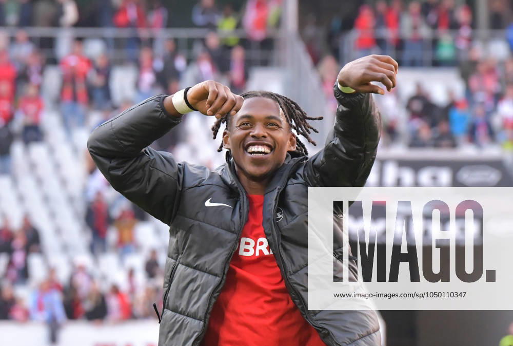 Fussball 1.Bundesliga, SC Freiburg - VfL Bochum, v.l. Junior Adamu (SC Freiburg), feiert feiern den Sieg mit den Fans Freiburg
