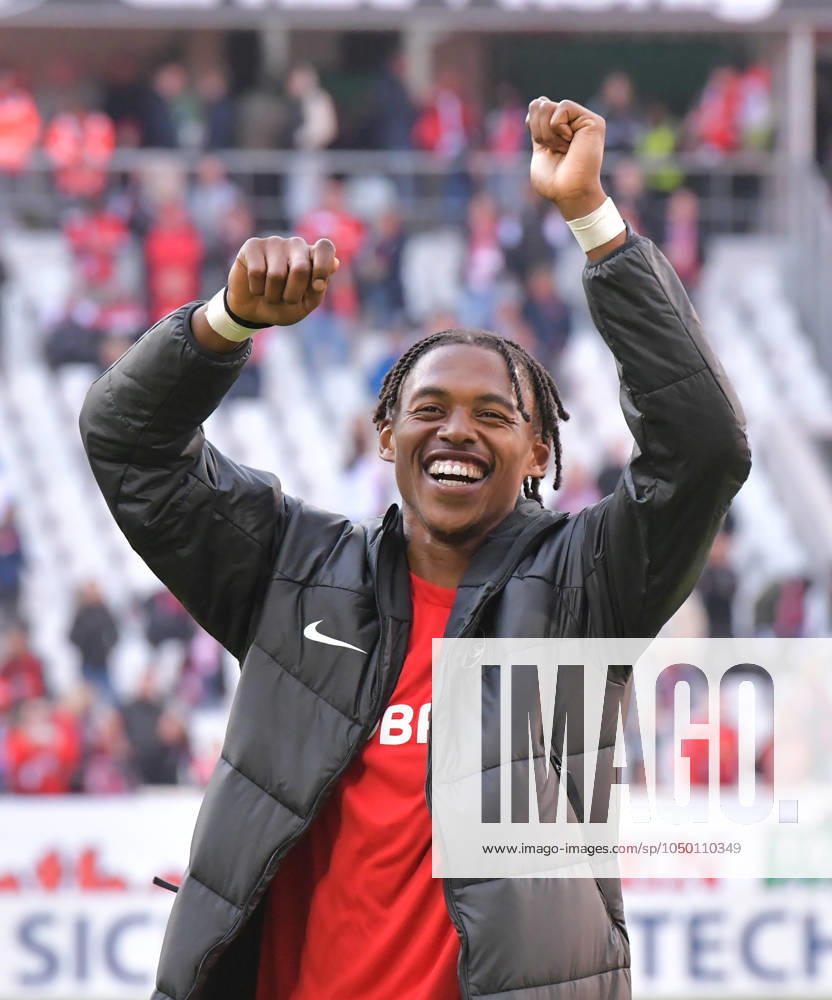 Fussball 1.Bundesliga, SC Freiburg - VfL Bochum, v.l. Junior Adamu (SC Freiburg), feiert feiern den Sieg mit den Fans Freiburg