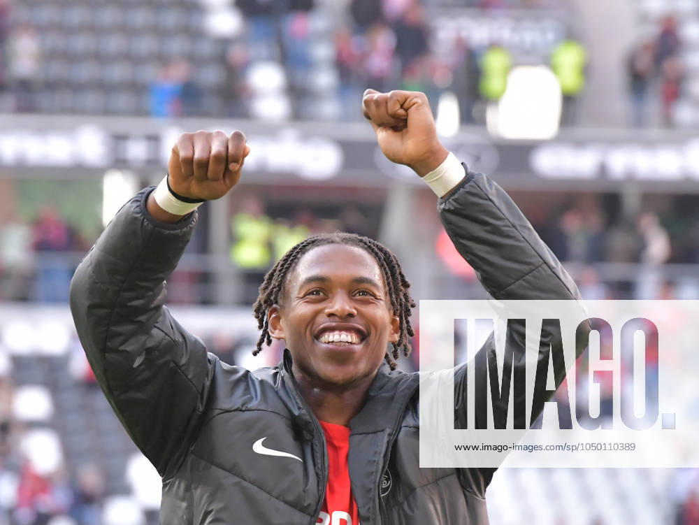 Fussball 1.Bundesliga, SC Freiburg - VfL Bochum, v.l. Junior Adamu (SC Freiburg), feiert feiern den Sieg mit den Fans Freiburg