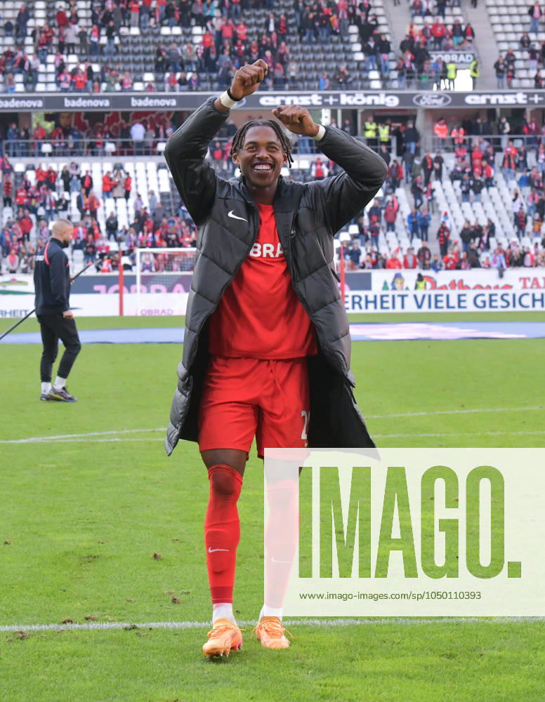Fussball 1.Bundesliga, SC Freiburg - VfL Bochum, v.l. Junior Adamu (SC Freiburg), feiert feiern den Sieg mit den Fans Freiburg