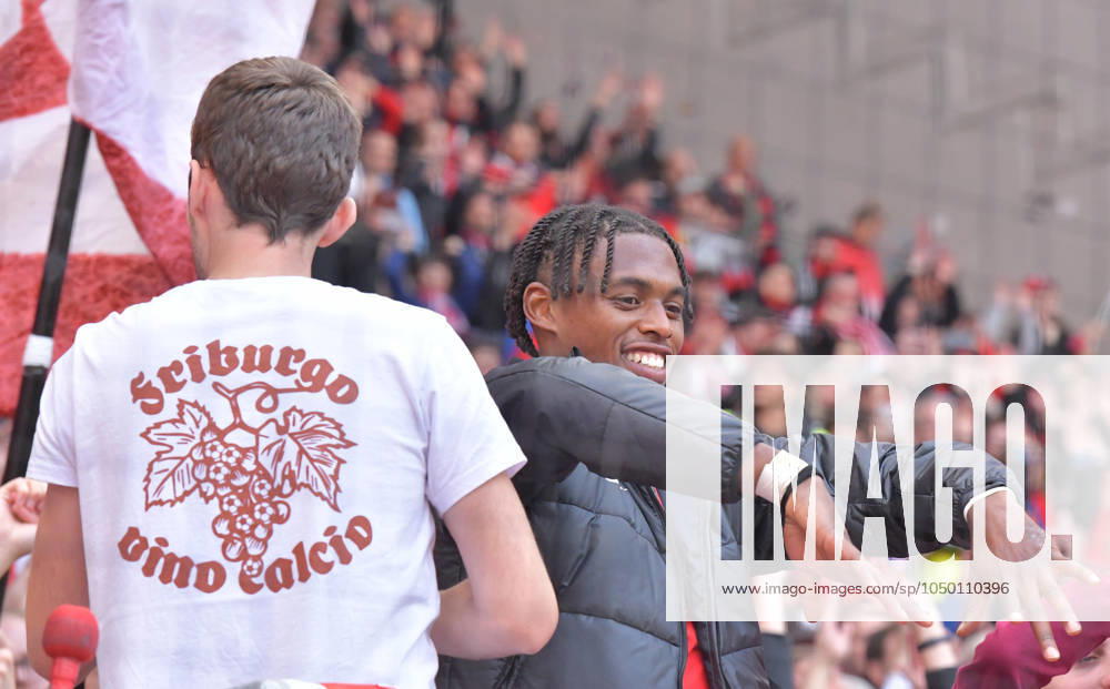 Fussball 1.Bundesliga, SC Freiburg - VfL Bochum, v.l. Junior Adamu (SC Freiburg), feiert feiern den Sieg mit den Fans Freiburg