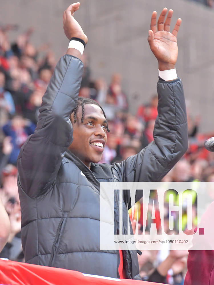 Fussball 1.Bundesliga, SC Freiburg - VfL Bochum, v.l. Junior Adamu (SC Freiburg), feiert feiern den Sieg mit den Fans Freiburg