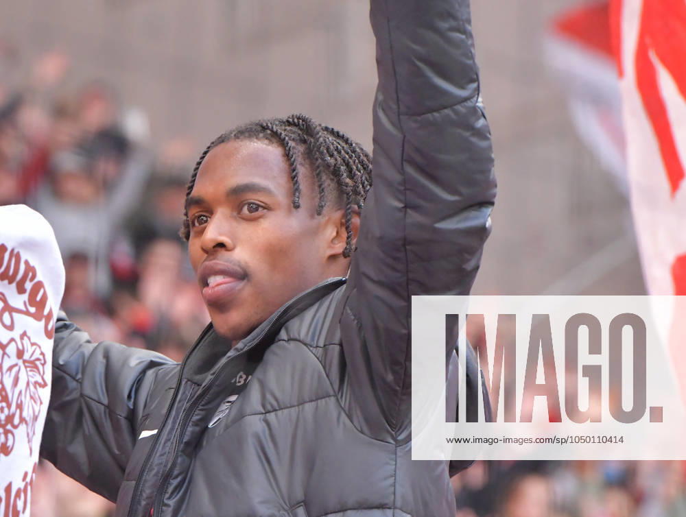 Fussball 1.Bundesliga, SC Freiburg - VfL Bochum, v.l. Junior Adamu (SC Freiburg), feiert feiern den Sieg mit den Fans Freiburg