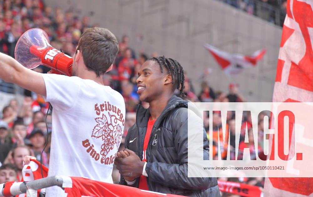 Fussball 1.Bundesliga, SC Freiburg - VfL Bochum, v.l. Junior Adamu (SC Freiburg), feiert feiern den Sieg mit den Fans Freiburg