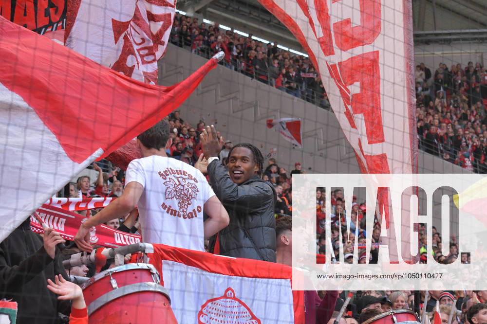 Fussball 1.Bundesliga, SC Freiburg - VfL Bochum, v.l. Junior Adamu (SC Freiburg), feiert feiern den Sieg mit den Fans Freiburg