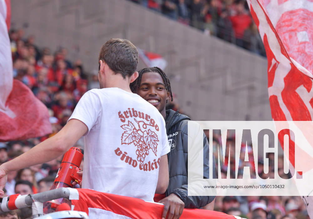 Fussball 1.Bundesliga, SC Freiburg - VfL Bochum, v.l. Junior Adamu (SC Freiburg), feiert feiern den Sieg mit den Fans Freiburg