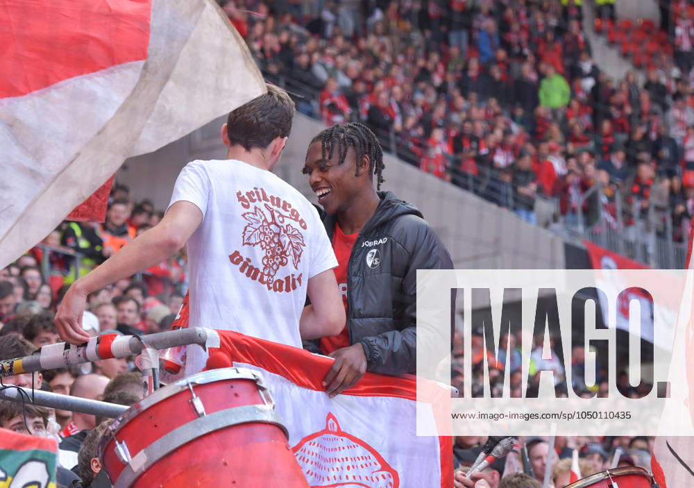 Fussball 1.Bundesliga, SC Freiburg - VfL Bochum, v.l. Junior Adamu (SC Freiburg), feiert feiern den Sieg mit den Fans Freiburg