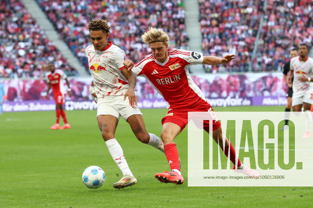 Fussball 1. Bundesliga, RB Leipzig - 1. FC Union Berlin, v.l. Antonio Nusa (Leipzig, 7), Tom Rothe (Union Berlin, 15) Zweikampf, Duell, Kampf, tackle Leipzig