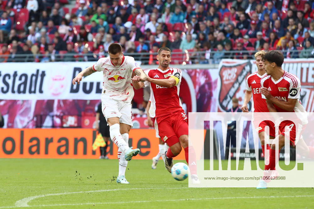 Fussball 1. Bundesliga, RB Leipzig - 1. FC Union Berlin, v.l. Benjamin Sesko (Leipzig, 30), Rani Khedira (Union Berlin, 8) Zweikampf, Duell, Kampf, tackle schiesst den Ball aufs Tor, Torschuss, Schuss Leipzig