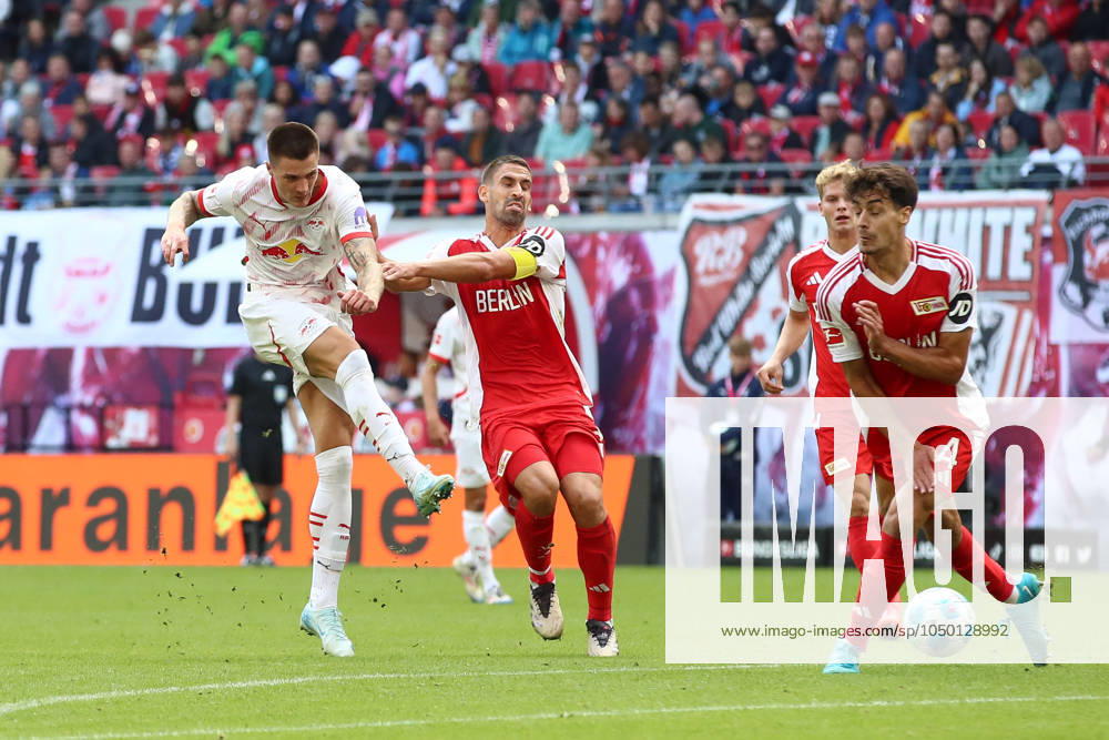 Fussball 1. Bundesliga, RB Leipzig - 1. FC Union Berlin, v.l. Benjamin Sesko (Leipzig, 30), Rani Khedira (Union Berlin, 8) Zweikampf, Duell, Kampf, tackle schiesst den Ball aufs Tor, Torschuss, Schuss Leipzig