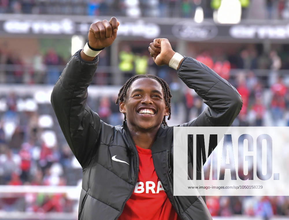 Fussball 1.Bundesliga, SC Freiburg - VfL Bochum, v.l. Junior Adamu (SC Freiburg) zautz, feiert feiern den Sieg mit den fans Freiburg