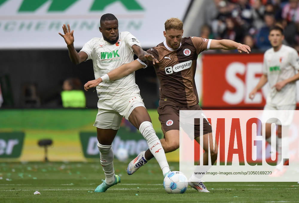 Fussball 1.Bundesliga, FC Augsburg - FC St.Pauli, v.l. Frank Ogochukwu Onyeka (FC Augsburg), Carlo Boukhalfa (FC St.Pauli) Zweikampf, Aktion, action, battle for the ball Augsburg