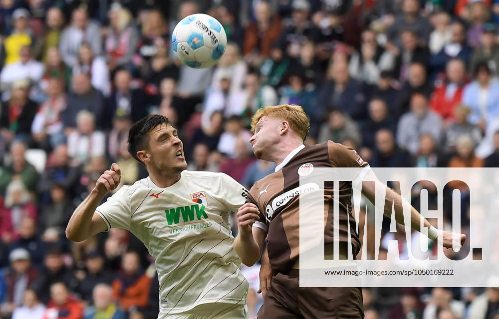 Fussball 1.Bundesliga, FC Augsburg - FC St.Pauli, v.l. Keven Schlotterbeck (FC Augsburg), Robert Wagner (FC St.Pauli) Zweikampf, Aktion, action, battle for the ball Augsburg