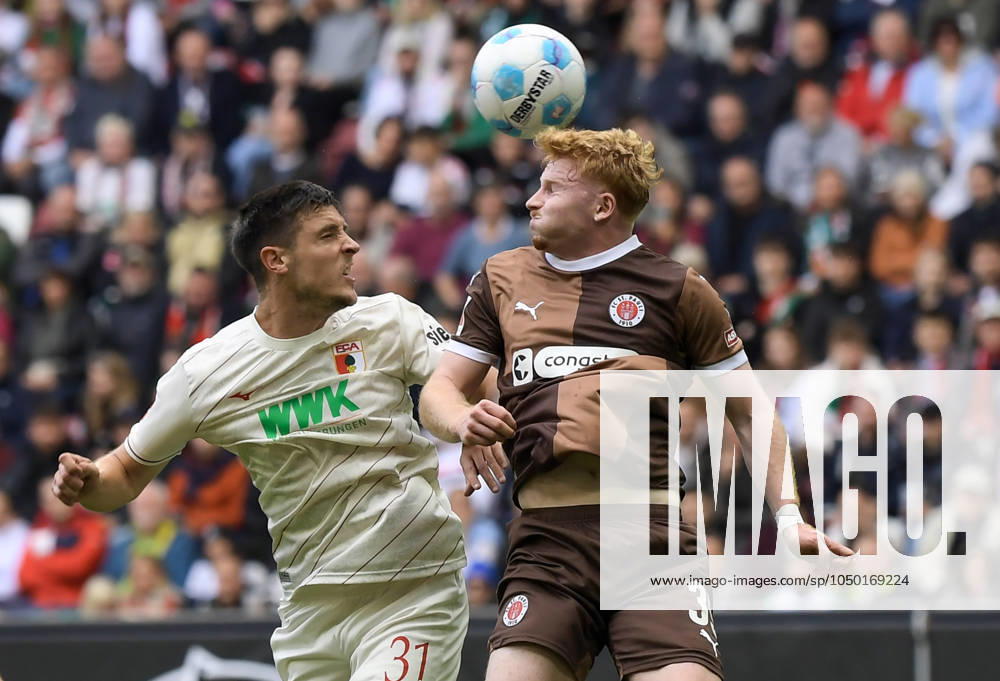 Fussball 1.Bundesliga, FC Augsburg - FC St.Pauli, v.l. Keven Schlotterbeck (FC Augsburg), Robert Wagner (FC St.Pauli) Zweikampf, Aktion, action, battle for the ball Augsburg