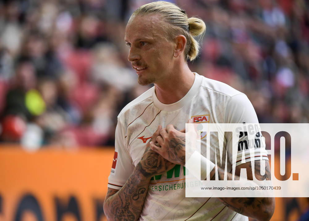 Fussball 1.Bundesliga, FC Augsburg - FC St.Pauli, v.l. Marius Wolf (FC Augsburg) gibt Anweisungen, gestikuliert mit den Armen, gesticulate, gives instructions Augsburg