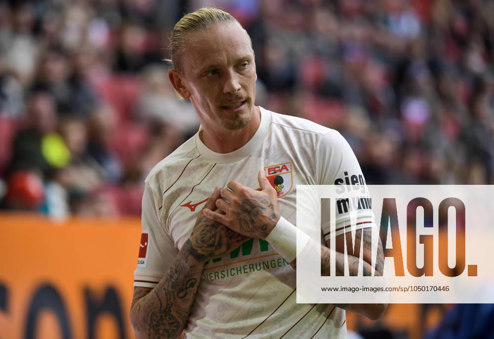 Fussball 1.Bundesliga, FC Augsburg - FC St.Pauli, v.l. Marius Wolf (FC Augsburg) gibt Anweisungen, gestikuliert mit den Armen, gesticulate, gives instructions Augsburg