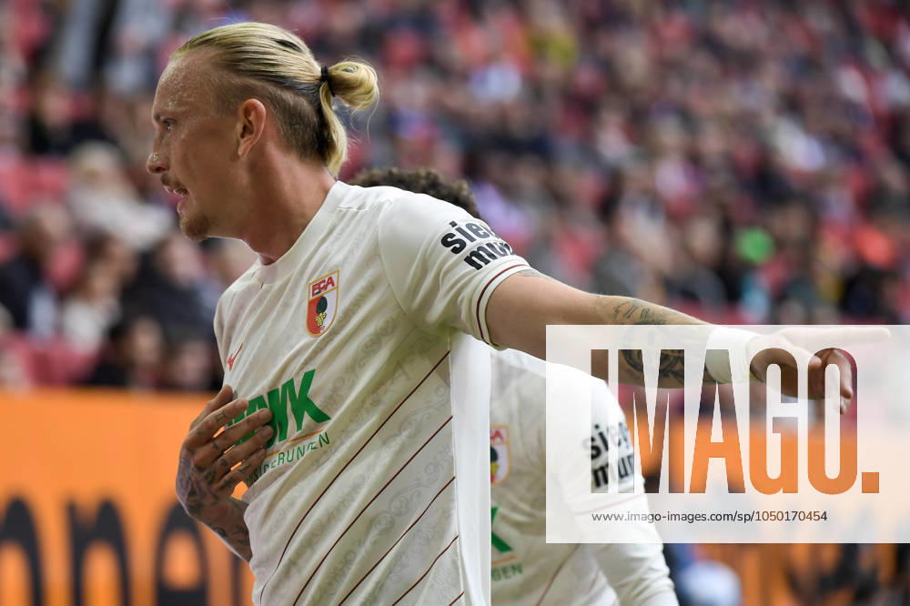 Fussball 1.Bundesliga, FC Augsburg - FC St.Pauli, v.l. Marius Wolf (FC Augsburg) gibt Anweisungen, gestikuliert mit den Armen, gesticulate, gives instructions Augsburg