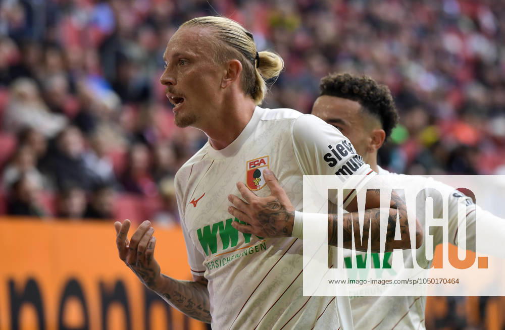 Fussball 1.Bundesliga, FC Augsburg - FC St.Pauli, v.l. Marius Wolf (FC Augsburg) gibt Anweisungen, gestikuliert mit den Armen, gesticulate, gives instructions Augsburg