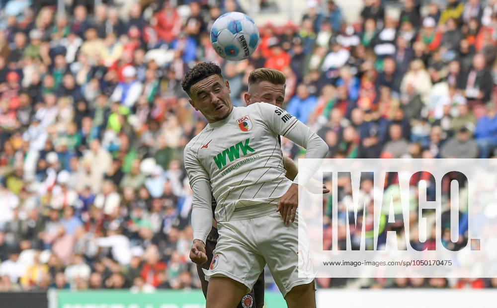 Fussball 1.Bundesliga, FC Augsburg - FC St.Pauli, v.l. Ruben Vargas (FC Augsburg),. Johannes Eggestein (FC St.Pauli) Zweikampf, Aktion, action, battle for the ball Augsburg