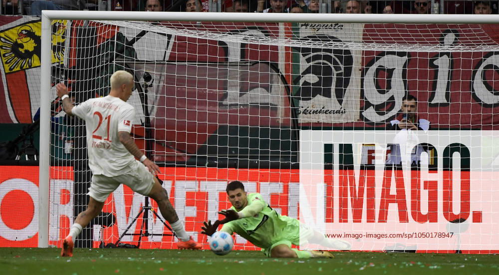 Fussball 1.Bundesliga, FC Augsburg - FC St.Pauli, v.l. Phillip Tietz (FC Augsburg), Nikola Vasilj (FC St.Pauli) Zweikampf, Aktion, action, battle for the ball Augsburg