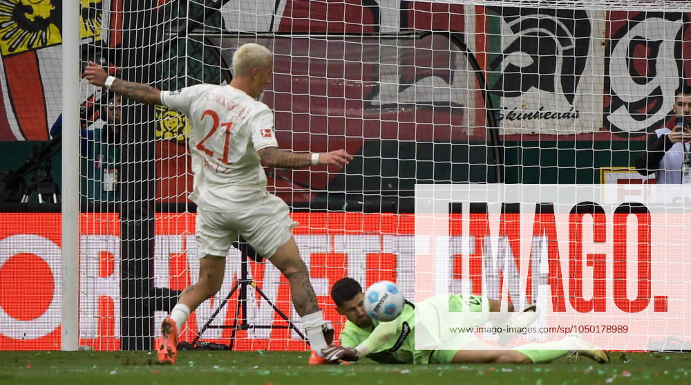 Fussball 1.Bundesliga, FC Augsburg - FC St.Pauli, v.l. Phillip Tietz (FC Augsburg), Nikola Vasilj (FC St.Pauli) Zweikampf, Aktion, action, battle for the ball Augsburg