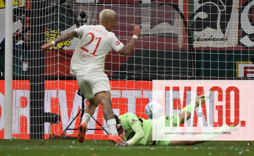 Fussball 1.Bundesliga, FC Augsburg - FC St.Pauli, v.l. Phillip Tietz (FC Augsburg), Nikola Vasilj (FC St.Pauli) Zweikampf, Aktion, action, battle for the ball Augsburg