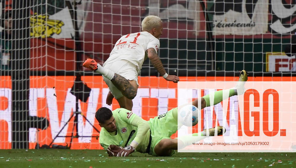 Fussball 1.Bundesliga, FC Augsburg - FC St.Pauli, v.l. Phillip Tietz (FC Augsburg), Nikola Vasilj (FC St.Pauli) Zweikampf, Aktion, action, battle for the ball Augsburg
