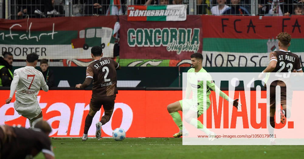 Fussball 1.Bundesliga, FC Augsburg - FC St.Pauli, v.l. Yusuf Kabadayi (FC Augsburg) Goal scored, erziehlt das Tor zum 3:1 Augsburg