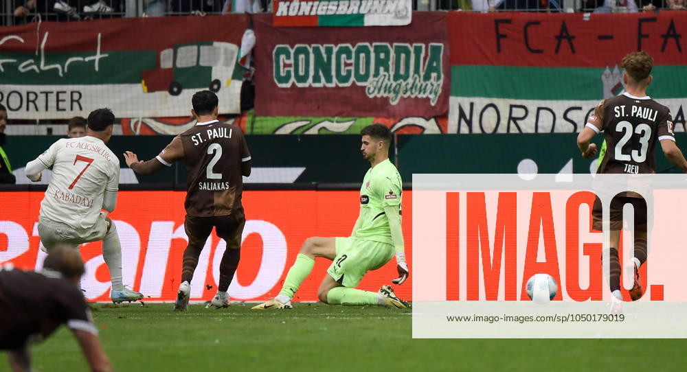 Fussball 1.Bundesliga, FC Augsburg - FC St.Pauli, v.l. Yusuf Kabadayi (FC Augsburg) Goal scored, erziehlt das Tor zum 3:1 Augsburg