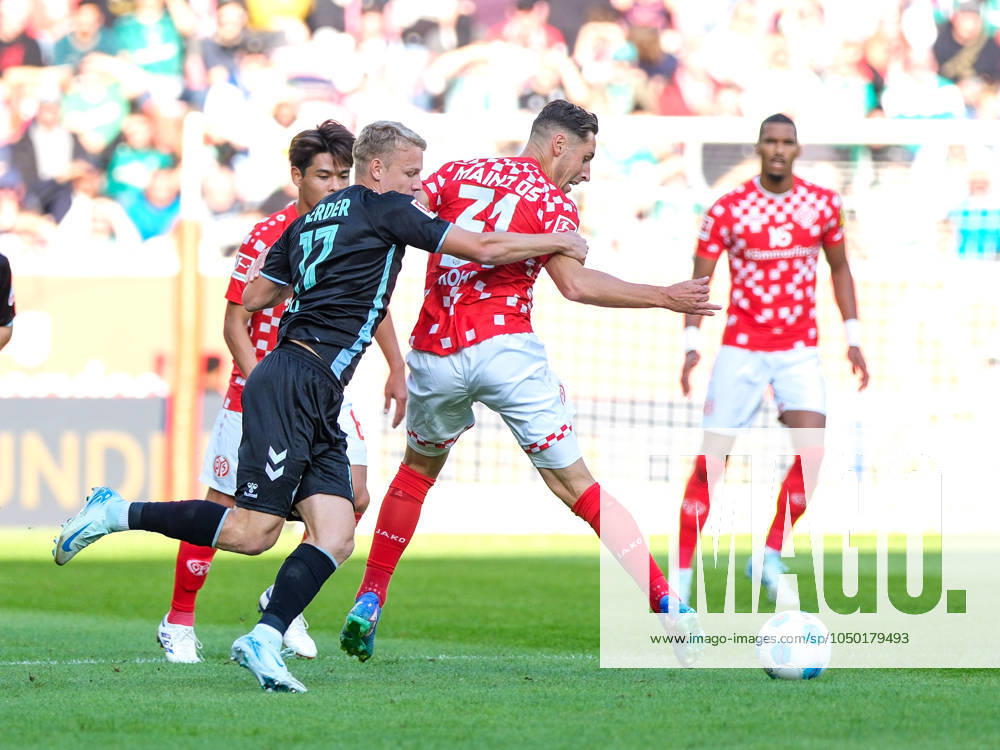Marco Gruell (SV Werder Bremen, 17) im Zweikampf mit Dominik Kohr (1. FSV Mainz 05, 31), GER, 1. FSV Mainz 05 vs. SV Werder Bremen, Fussball, 1. Bundesliga, 3. Spieltag, Spielzeit 2024 2025, 15.09.2024. . GER, 1. FSV Mainz 05 vs. SV Werder Bremen, Fussball, 1. Bundesliga, 3. Spieltag, Spielzeit 2024 2025, 15.09.2024. Mainz