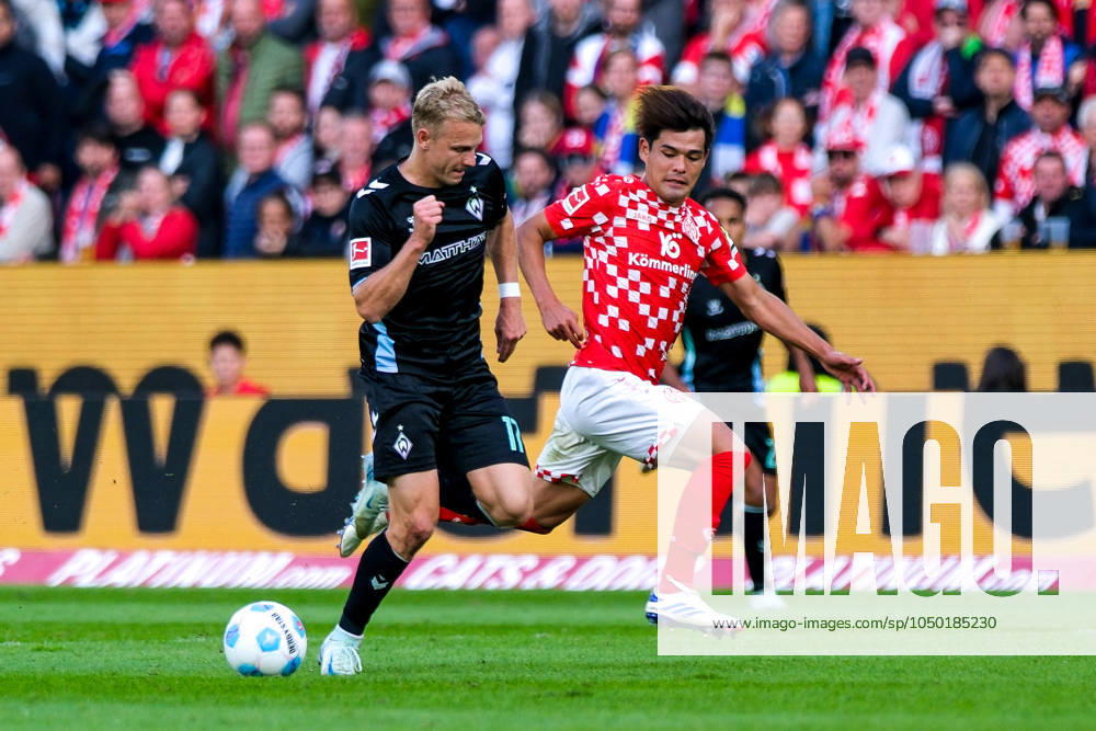 Marco Gruell (SV Werder Bremen, 17) im Zweikampf mit Kaishu Sano (1. FSV Mainz 05, 06), GER, 1. FSV Mainz 05 vs. SV Werder Bremen, Fussball, 1. Bundesliga, 3. Spieltag, Spielzeit 2024 2025, 15.09.2024. . GER, 1. FSV Mainz 05 vs. SV Werder Bremen, Fussball, 1. Bundesliga, 3. Spieltag, Spielzeit 2024 2025, 15.09.2024. Mainz