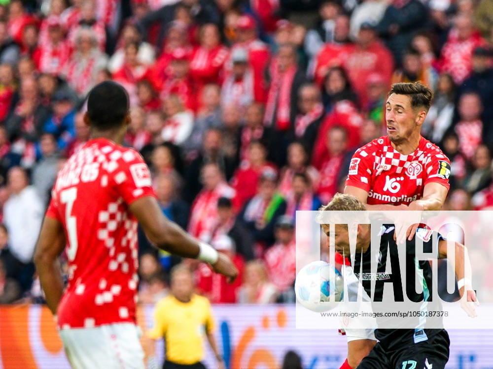 Marco Gruell (SV Werder Bremen, 17) im Zweikampf mit Dominik Kohr (1. FSV Mainz 05, 31), davor Moritz Jenz (1. FSV Mainz 05, 03), GER, 1. FSV Mainz 05 vs. SV Werder Bremen, Fussball, 1. Bundesliga, 3. Spieltag, Spielzeit 2024 2025, 15.09.2024. . GER, 1. FSV Mainz 05 vs. SV Werder Bremen, Fussball, 1. Bundesliga, 3. Spieltag, Spielzeit 2024 2025, 15.09.2024. Mainz