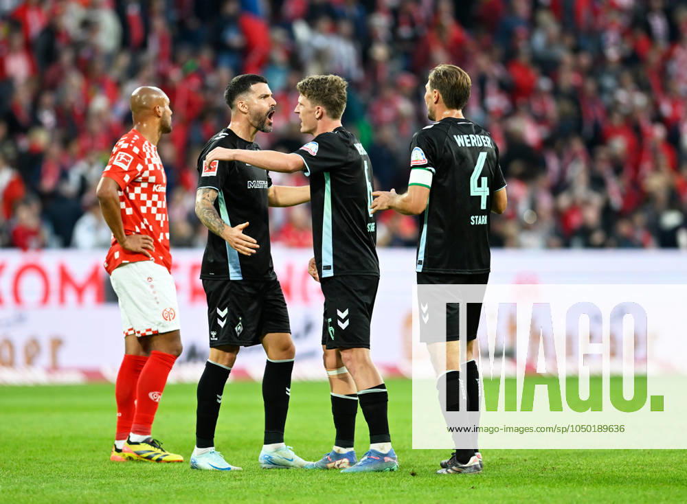 Fussball-Bundesliga - Saison 2024 2025 Mewa-Arena Mainz - 15.09.2024 1. FSV Mainz 05 (mz) - SV Werder Bremen (wb) 1:2 Jubel nach Spielende, v.li: Karim ONISIWO (1. FSV Mainz 05), Romano SCHMID (SV Werder Bremen), Jens STAGE (SV Werder Bremen) und Niklas STARK (SV Werder Bremen) DFL REGULATIONS PROHIBIT ANY USE OF PHOTOGRAPHS AS IMAGE SEQUENCES AND OR QUASI VIDEO NATIONAL AND INTERNATIONAL NEWS AGENCIES OUT Fussball-Bundesliga - 1. FSV Mainz 05