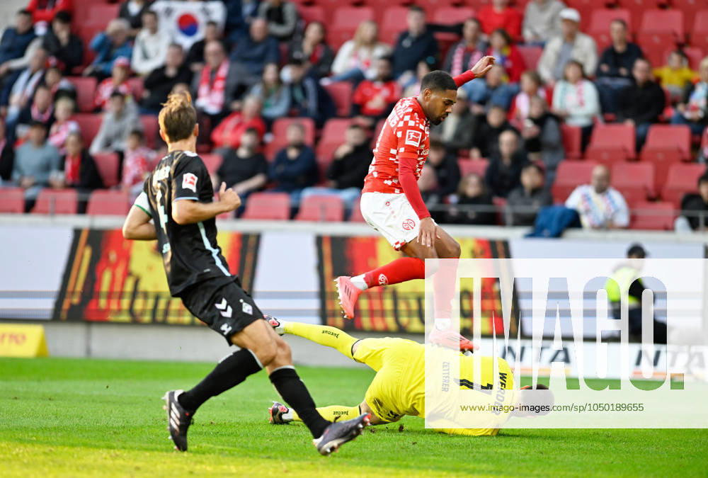 Fussball-Bundesliga - Saison 2024 2025 Mewa-Arena Mainz - 15.09.2024 1. FSV Mainz 05 (mz) - SV Werder Bremen (wb) 1:2 Phillipp MWENE (1. FSV Mainz 05) überspringt Torwart Michael ZETTERER (SV Werder Bremen) DFL REGULATIONS PROHIBIT ANY USE OF PHOTOGRAPHS AS IMAGE SEQUENCES AND OR QUASI VIDEO NATIONAL AND INTERNATIONAL NEWS AGENCIES OUT Fussball-Bundesliga - 1. FSV Mainz 05