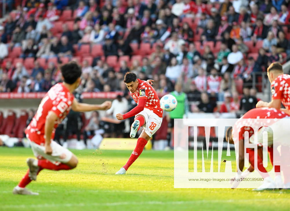Fussball-Bundesliga - Saison 2024 2025 Mewa-Arena Mainz - 15.09.2024 1. FSV Mainz 05 (mz) - SV Werder Bremen (wb) 1:2 Nadiem AMIRI (1. FSV Mainz 05) bei einem Freistoss DFL REGULATIONS PROHIBIT ANY USE OF PHOTOGRAPHS AS IMAGE SEQUENCES AND OR QUASI VIDEO NATIONAL AND INTERNATIONAL NEWS AGENCIES OUT Fussball-Bundesliga - 1. FSV Mainz 05