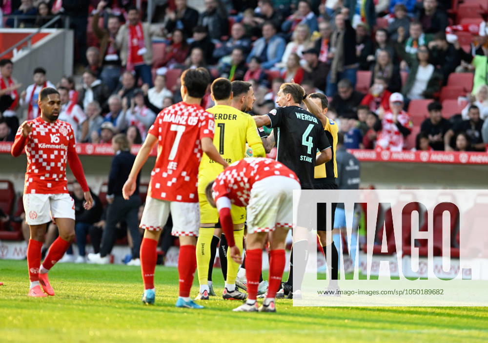 Fussball-Bundesliga - Saison 2024 2025 Mewa-Arena Mainz - 15.09.2024 1. FSV Mainz 05 (mz) - SV Werder Bremen (wb) 1:2 Marco FRIEDL (SV Werder Bremen), mi, wird von Schiedsrichter Benjamin BRAND vom Platz geschickt DFL REGULATIONS PROHIBIT ANY USE OF PHOTOGRAPHS AS IMAGE SEQUENCES AND OR QUASI VIDEO NATIONAL AND INTERNATIONAL NEWS AGENCIES OUT Fussball-Bundesliga - 1. FSV Mainz 05