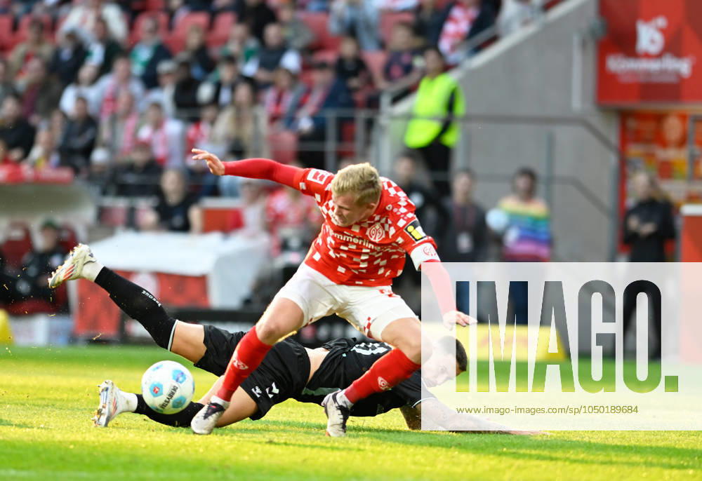 Fussball-Bundesliga - Saison 2024 2025 Mewa-Arena Mainz - 15.09.2024 1. FSV Mainz 05 (mz) - SV Werder Bremen (wb) 1:2 Jonathan BURKARDT (1. FSV Mainz 05), vorne - gefoult von Marco FRIEDL (SV Werder Bremen) DFL REGULATIONS PROHIBIT ANY USE OF PHOTOGRAPHS AS IMAGE SEQUENCES AND OR QUASI VIDEO NATIONAL AND INTERNATIONAL NEWS AGENCIES OUT Fussball-Bundesliga - 1. FSV Mainz 05