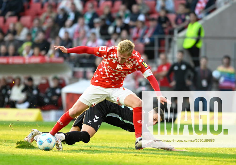 Fussball-Bundesliga - Saison 2024 2025 Mewa-Arena Mainz - 15.09.2024 1. FSV Mainz 05 (mz) - SV Werder Bremen (wb) 1:2 Jonathan BURKARDT (1. FSV Mainz 05), vorne - gefoult von Marco FRIEDL (SV Werder Bremen) DFL REGULATIONS PROHIBIT ANY USE OF PHOTOGRAPHS AS IMAGE SEQUENCES AND OR QUASI VIDEO NATIONAL AND INTERNATIONAL NEWS AGENCIES OUT Fussball-Bundesliga - 1. FSV Mainz 05