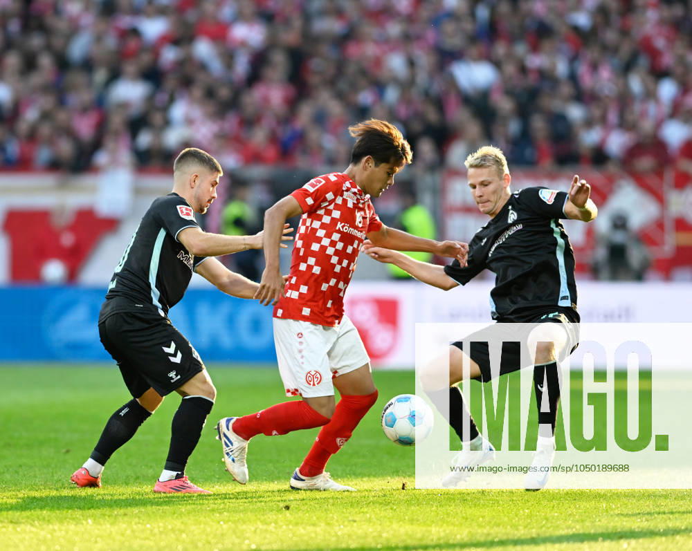 Fussball-Bundesliga - Saison 2024 2025 Mewa-Arena Mainz - 15.09.2024 1. FSV Mainz 05 (mz) - SV Werder Bremen (wb) 1:2 V.li: Anthony JUNG (SV Werder Bremen), Kaishu SANO (mz), Senne LYNEN (SV Werder Bremen) DFL REGULATIONS PROHIBIT ANY USE OF PHOTOGRAPHS AS IMAGE SEQUENCES AND OR QUASI VIDEO NATIONAL AND INTERNATIONAL NEWS AGENCIES OUT Fussball-Bundesliga - 1. FSV Mainz 05