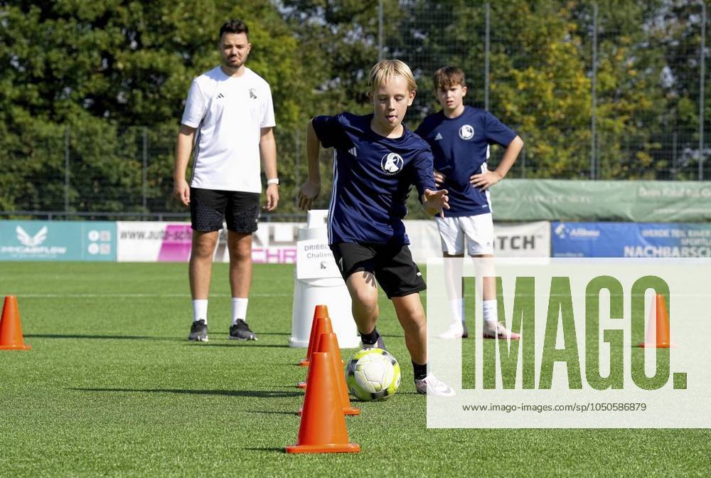 Faris Torkhani und Nikolas Swehla stellen die GOAT Soccer Academy vor. Sie wollen mit Ihrem Fußballcamp die Kinder und Jugendlichen mit spielerischen Mittel aus den Games von der Konsole auf den Platz bringen. Die Fotos entstanden am 20.09. 2024 auf der Sportanlage Schetters Busch Friedhofstraße 17a. Auf dem Foto mit Damian und Fabio. Michael Gohl FUNKE Foto Services Deutschland Nordrhein-Westfalen Essen