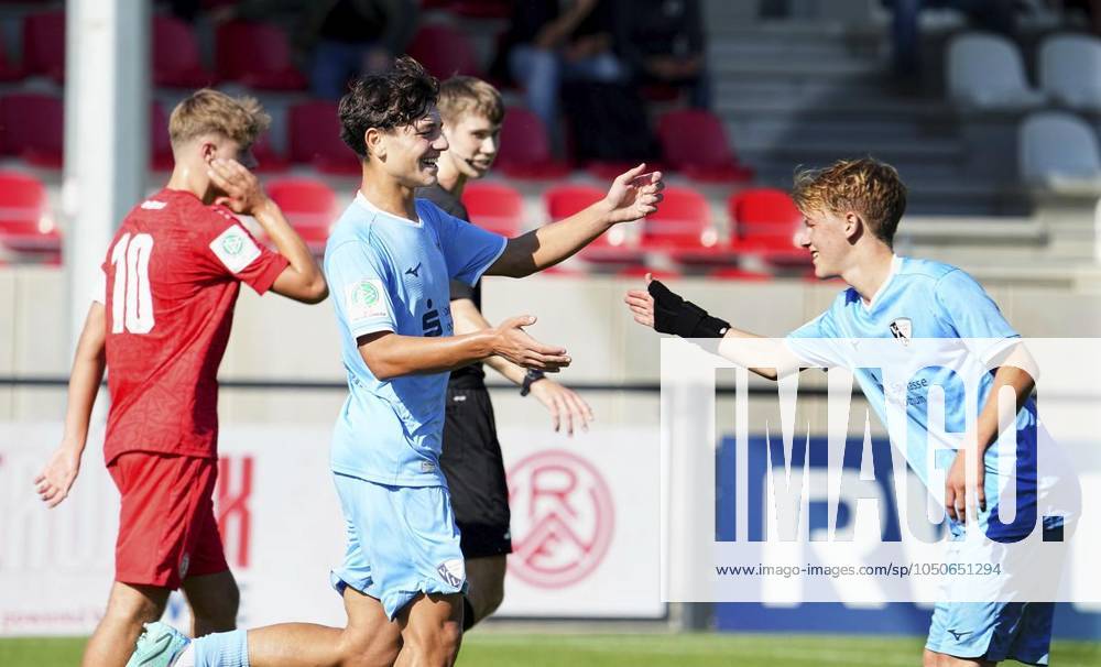 Elhan Kovacevic und Ruben Konstantin Schneider vom VfL Bochum 1848 freuen sich über das 1:0 gegen die U17, U 17 von RWE. Das Spiel der U17 DFB-Nachwuchsliga - Vorrunde am 21.09.2024 auf der BSA Mitte 2, Seumannstraße 55 endete X:X. Michael Gohl FUNKE Foto Services Deutschland Nordrhein-Westfalen Essen