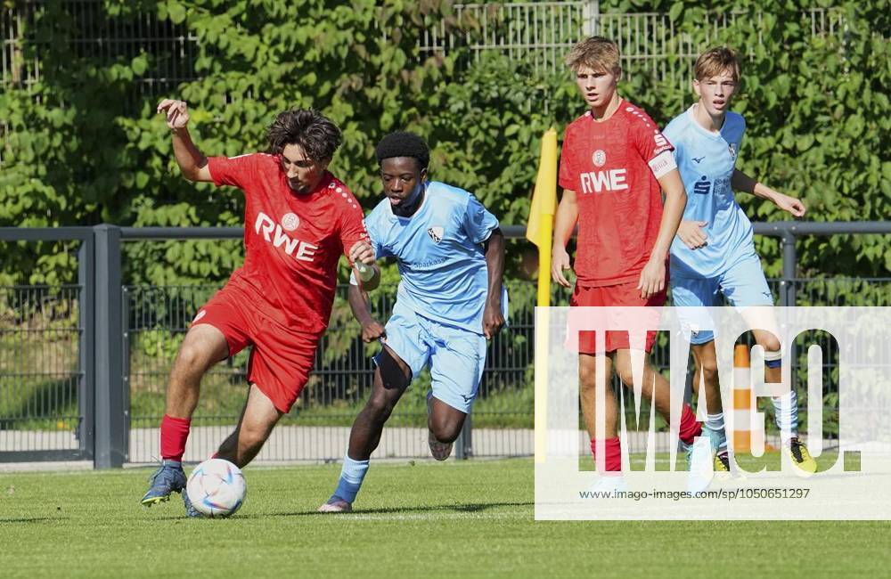 Baran Eren von der RWE U17, U 17 im Spiel gegen Nico Joel vom VfL Bochum 1848. Das Spiel der U17 DFB-Nachwuchsliga - Vorrunde am 21.09.2024 auf der BSA Mitte 2, Seumannstraße 55 endete X:X. Michael Gohl FUNKE Foto Services Deutschland Nordrhein-Westfalen Essen