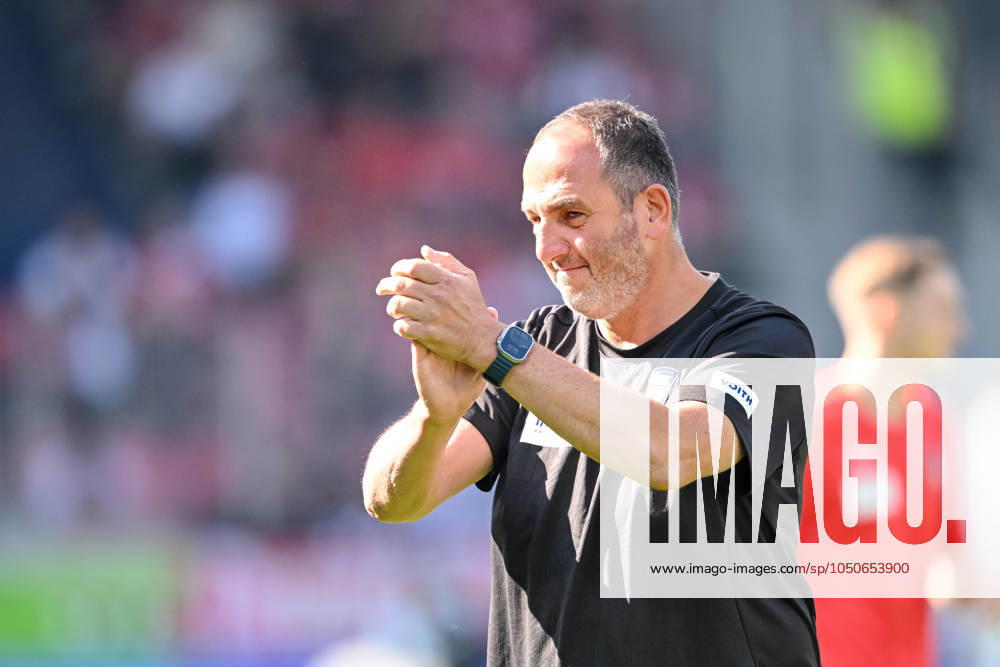 Trainer Frank Schmidt (1.FC Heidenheim) gestikuliert, gestik waehrend des Spiels der 1. Bundesliga zwischen dem 1. FC Heidenheim 1846 und SC Freiburg, Voith-Arena am 21. September 2024 in Heidenheim, Deutschland. (Foto von Harry Langer DeFodi Images) +++ Trainer Frank Schmidt (1.FC Heidenheim) gestures during the Bundesliga match between 1. FC Heidenheim 1846 and SC Freiburg at Voith Arena on September 21, 2024 in Heidenheim, Germany. (Photo by Harry Langer DeFodi Images) DFL regulations prohibit any use of photographs as image sequences and or quasi-video. Defodi-541_FCHSCF20240920_008