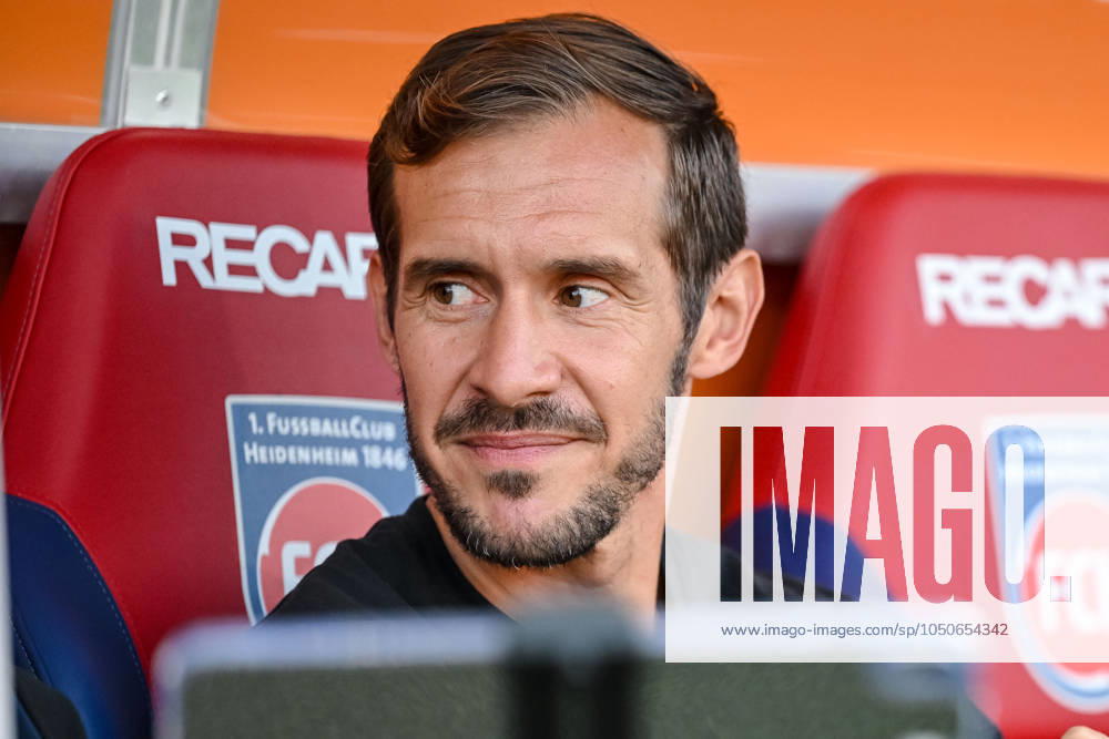 Trainer Julian Schuster (SC Freiburg) Schaut waehrend des Spiels der 1. Bundesliga zwischen dem 1. FC Heidenheim 1846 und SC Freiburg, Voith-Arena am 21. September 2024 in Heidenheim, Deutschland. (Foto von Harry Langer DeFodi Images) +++ Trainer Julian Schuster (SC Freiburg) Looks on during the Bundesliga match between 1. FC Heidenheim 1846 and SC Freiburg at Voith Arena on September 21, 2024 in Heidenheim, Germany. (Photo by Harry Langer DeFodi Images) DFL regulations prohibit any use of photographs as image sequences and or quasi-video. Defodi-541_FCHSCF20240920_014