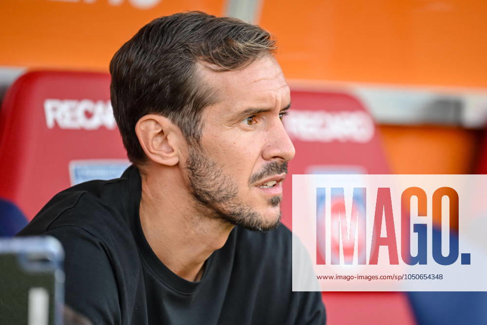 Trainer Julian Schuster (SC Freiburg) Schaut waehrend des Spiels der 1. Bundesliga zwischen dem 1. FC Heidenheim 1846 und SC Freiburg, Voith-Arena am 21. September 2024 in Heidenheim, Deutschland. (Foto von Harry Langer DeFodi Images) +++ Trainer Julian Schuster (SC Freiburg) Looks on during the Bundesliga match between 1. FC Heidenheim 1846 and SC Freiburg at Voith Arena on September 21, 2024 in Heidenheim, Germany. (Photo by Harry Langer DeFodi Images) DFL regulations prohibit any use of photographs as image sequences and or quasi-video. Defodi-541_FCHSCF20240920_015