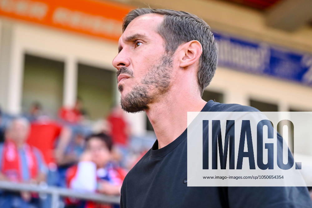 Trainer Julian Schuster (SC Freiburg) Schaut waehrend des Spiels der 1. Bundesliga zwischen dem 1. FC Heidenheim 1846 und SC Freiburg, Voith-Arena am 21. September 2024 in Heidenheim, Deutschland. (Foto von Harry Langer DeFodi Images) +++ Trainer Julian Schuster (SC Freiburg) Looks on during the Bundesliga match between 1. FC Heidenheim 1846 and SC Freiburg at Voith Arena on September 21, 2024 in Heidenheim, Germany. (Photo by Harry Langer DeFodi Images) DFL regulations prohibit any use of photographs as image sequences and or quasi-video. Defodi-541_FCHSCF20240920_016